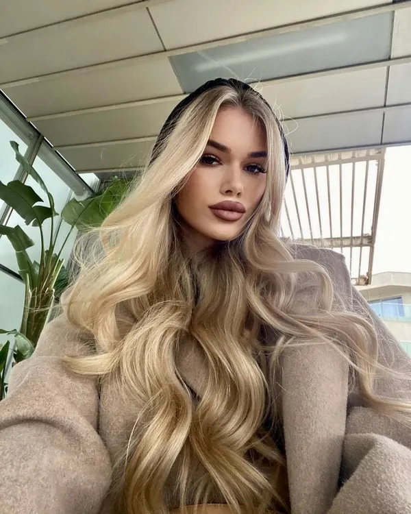 Blonde highlights and waves — hair colouring Studio Marcela Zagreb