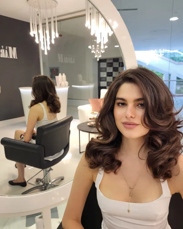 Blow-dry with waves on brown hair — hairdresser Zagreb Studio Marcela